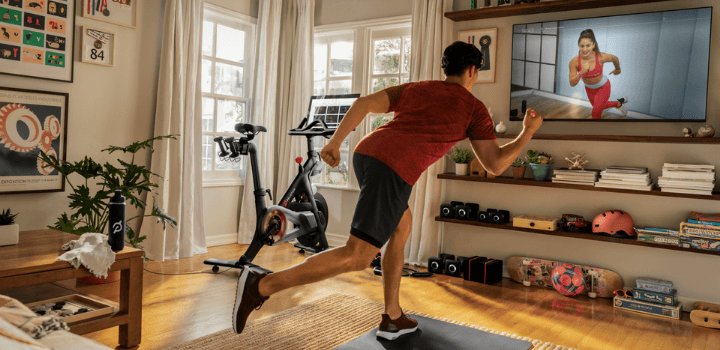 Workout with digital fitness platforms at home